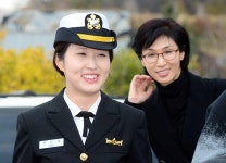 노소영-최태원 SK그룹 회장 딸 최민정 중위, 모친을 닮은 청순 미모 '눈길'