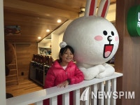 [르포] 엄마, 캐릭터가 너무 귀여워요 라인프렌즈 명동2호점 새 명소 부상