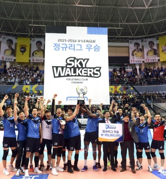 현대캐피탈,  프로배구 한시즌 최다 16연승으로 7년만의 우승... 40세 최태웅 감독 역대 최연소 트로피