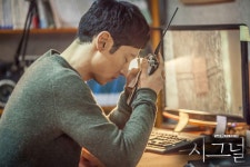 시그널 이제훈, 무전기 들고 고심중…인주 여고생 사건, 어떻게 해결할까?
