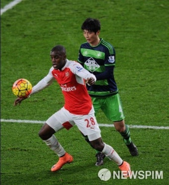 [EPL] 기성용 45분 출전... 스완지, 아스날에 2-1승 수비수 윌리엄스 역전골, 프리미어리그 16위 유지