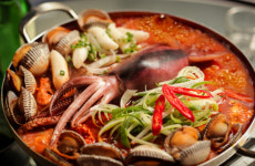 생방송 오늘저녁 절벽백반 vs 해물찜 vs 오파삼·땡밥…절벽·동굴·복고 식당 별난 집 별난 맛