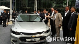 신형 말리부 탄 권오준 회장, GM 전 차종에 車강판 공급 