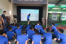 골프존 시뮬레이터 기증···농어촌 학교 골프 배워