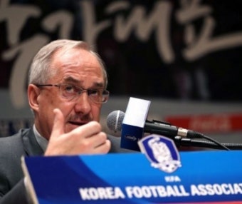 슈틸리케 “손흥민 패전 빌미 비난 알고 있다... 황희찬, 중국전서 골 기대”