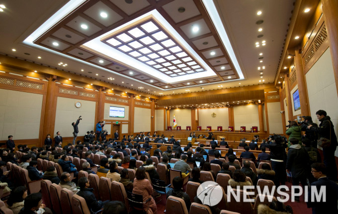 윤석열 대통령, 헌재 탄핵심판 출석 후 공격당한 여성 체포...변론 현장서 폭력사태 여파