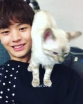 비투비 육성재, 고양이와 뽀뽀 셀카 공개…궁둥이 들이대자 당황