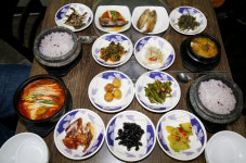 2TV 생생정보 4000원 11찬 생선구이 백반 vs 1만1900원 고기 15종+30가지 음식 무한리필…착한 맛집 어디?