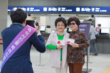 카네이션 달아드려요 SR, 어버이날 수서역서 깜짝 이벤트 열어