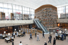 코엑스몰서 여친 기다리며 책 삼매경 신세계 독서경영 막 올랐다