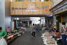 20년 넘은 시장 공터가 청년몰 손잡은 노브랜드로 변신 