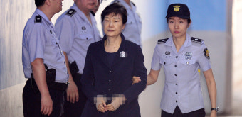 박근혜 전 대통령 책상에 머리 엎드려…건강 악화로 재판 중단