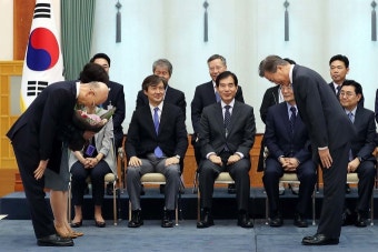 문 대통령, 이효성 방통위원장 임명장...