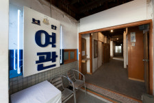 화이트큐브에서 벗어난 예술작품들…미술관 담장을 넘어 이색공간에서 만나다