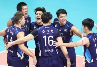 우리카드 '프로배구 4위 점프' 한국전력은 전광인 부상... 도로공사는 1위 등극