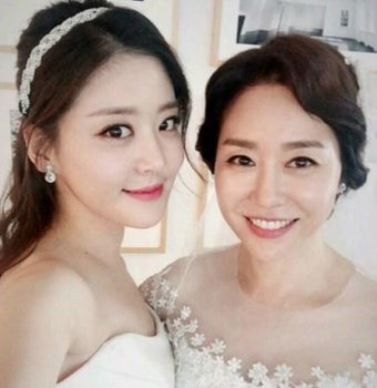 프로야구 투수 윤석민, 김예령 딸 김수현과 1년만에 지각 결혼식