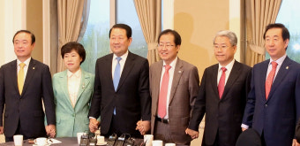 [영상] 손 맞잡은 야 3당 대표들 