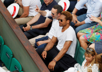 [사진]  2018 프랑스 오픈 테니스 대회 관람하는 배우 게리 도던 