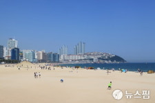 무더운 날씨에 오늘 해운대·송정·송도 해수욕장 개장 