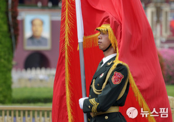 [사진] 푸틴 방중 앞두고 베이징 천안문 앞에 서 있는 중국 의장대 군인