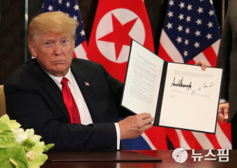 [사진] 새 시대의 개막…북미정상회담 합의문 들어 보이는 트럼프 대통령