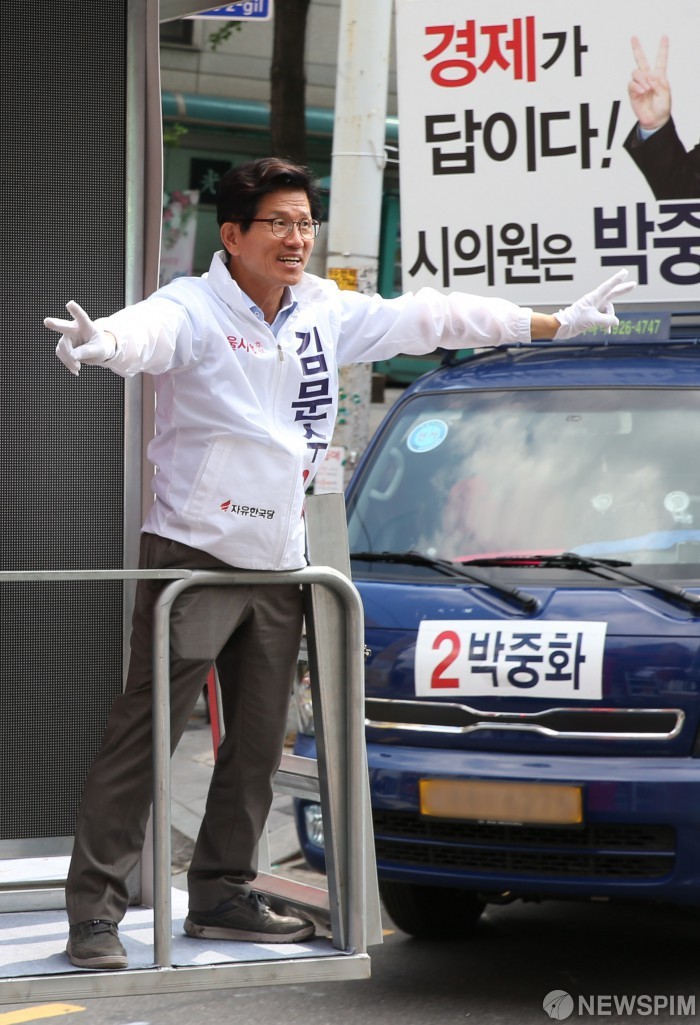 이재명 후보와 김문수 후보, 대선 투표 결과 기다리며 자택서 시간 보내 중