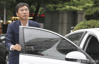 [사진] '성폭행 혐의' 법원 향하는 안희정