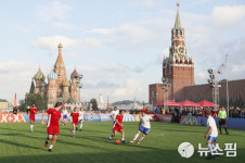 [사진] 고마워요 자원봉사자 여러분…붉은 광장 앞 야외축구 행사