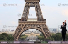 [사진] 에펠탑 앞에 선 영화 배우 톰 크루즈