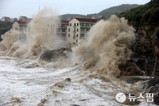 [중국 핫!이슈] 태풍 마리나 이재민 58만명, CA  부기장 흡연 사고날뻔 , 마윈의 무인식당 ‘허마 로봇’ 