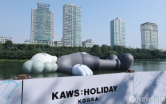 [사진] 석촌호수,  '카우스:홀리데이 코리아' 전시 시작