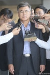 [사진] 두 눈 감은 김학현 전 공정거래위원회 부위원장
