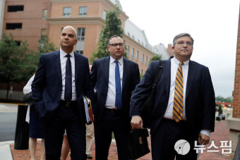 [사진] 트럼프 선거대책본부장 재판에 출석하는  변호사들