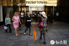 [사진] 뉴욕 트럼프타워 앞 사람들 
