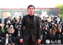 [포토스토리] 제75회 베니스국제영화제 개막…오프닝 레드카펫 패션