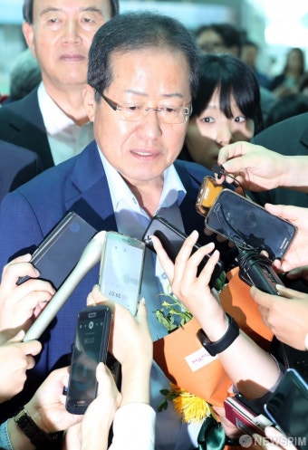 귀국 앞둔 홍준표, ‘페북정치’ 가속 페달..조기 복귀?
