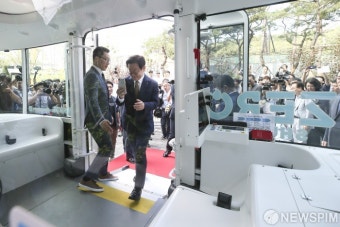 [사진] 자율주행차 제로셔틀에 탑승하는 이재명 경기지사