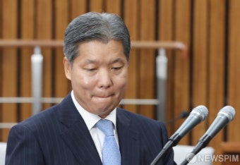 [사진] 이영진 헌법재판관 후보자 '긴장되네'