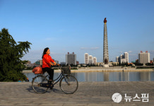 [사진] 대동강변에서 자전거 타는 북한 여성 