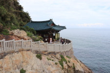 [영상] 파란새가 들어간 석굴 위에 세워진 홍련암