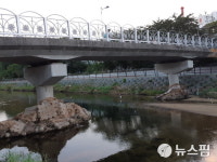 강북 대표 산책로 우이천변 폭우 쓰레기 보름넘게 방치 눈살