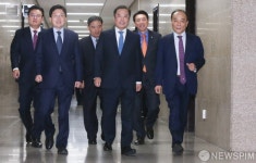 [사진] 웃으며 입장하는 김병준-김용태-전원책