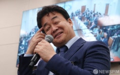 [사진] 미소 짓는 백종원