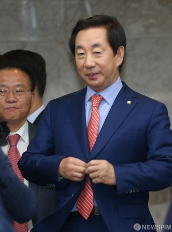 [사진] 의원총회 참석하는 김성태