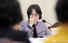 [사진] 질문공세에 난감한 최경숙 한국장애인개발원장