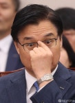 [사진] 안경 올려쓰는 권평오 대한무역투자진흥공사 사장