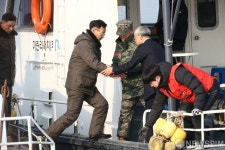 [사진] 남측 선박으로 이동하는 북측 조사단