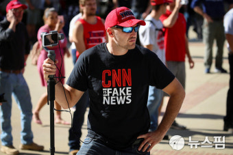 [사진] 'CNN은 가짜 뉴스다' 문구 적힌 티셔츠 입은 트럼프 지지자