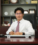 [짐싸는 기업 사장들②] 신동직 메디젠휴먼케어 대표 한국은 규제 천국.. 본사 해외 이전 고민중 