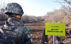 [사진] 군사 분계선 앞 경계근무 서는 군인